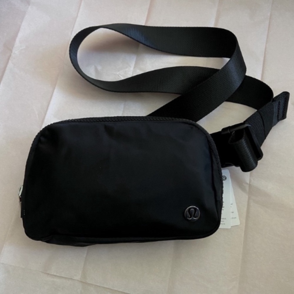 NWT 🍋 BLACK LULULEMON EVERYWHERE BELT BAG